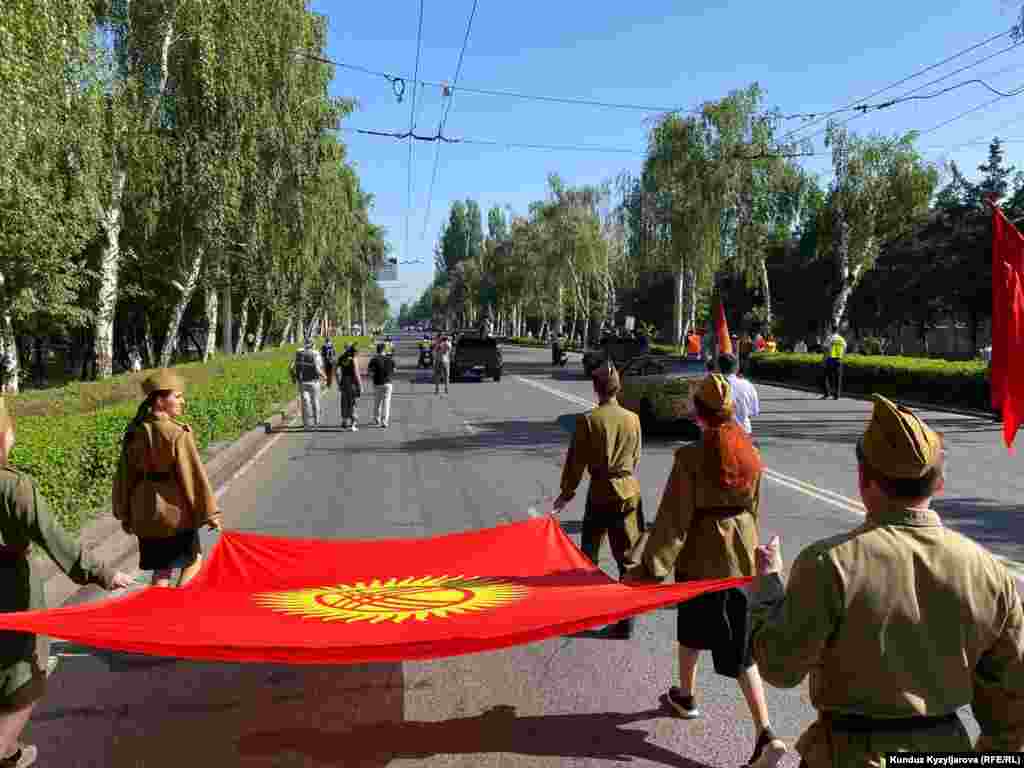 Орусиянын Украинага басып киришине байланыштуу Борбор Азия өлкөлөрүндө &quot;Өлбөс полк&quot; жүрүшү боюнча кайчы пикир жаралды.