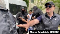 Полицейский спецназ задерживает сторонников активиста Жанболата Мамая. 7 мая 2022 года