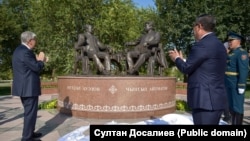 Бишкекте “Достуктун алтын көпүрөсү” эстелиги ачылды, 22-август, 2025-жыл