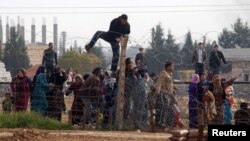  شماری از پناهجویان سوری که روز دوشنبه پس از حمله هوایی از منطقه راس‌العین وارد خاک ترکیه می‌شوند. 