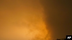 آتش‌سوزی پس از حمله هوایی در آسمان طرابلس دیده می‌شود