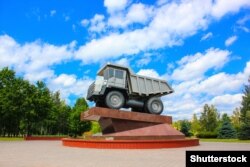 Помнік БелАЗу ў Жодзіне