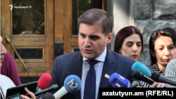 Независимый депутат Арман Бабаджанян представляет заявление в Генпрокуратуру, Ереван, 4 октября 2019 г․