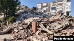 Түркия сейсмологиялык жактан активдүү аймактардын катарына кирет. Измирдеги кулап калган имараттардын бири. 30-октябрь, 2020-жыл.