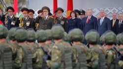 Аляксандар Лукашэнка прымае парад 9 траўня 2010 году.