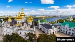 Успенський собор Києво-Печерської лаври, а праворуч від нього Трапезна церква з палатою, якими тепер користується Православна церква України (ПЦУ)