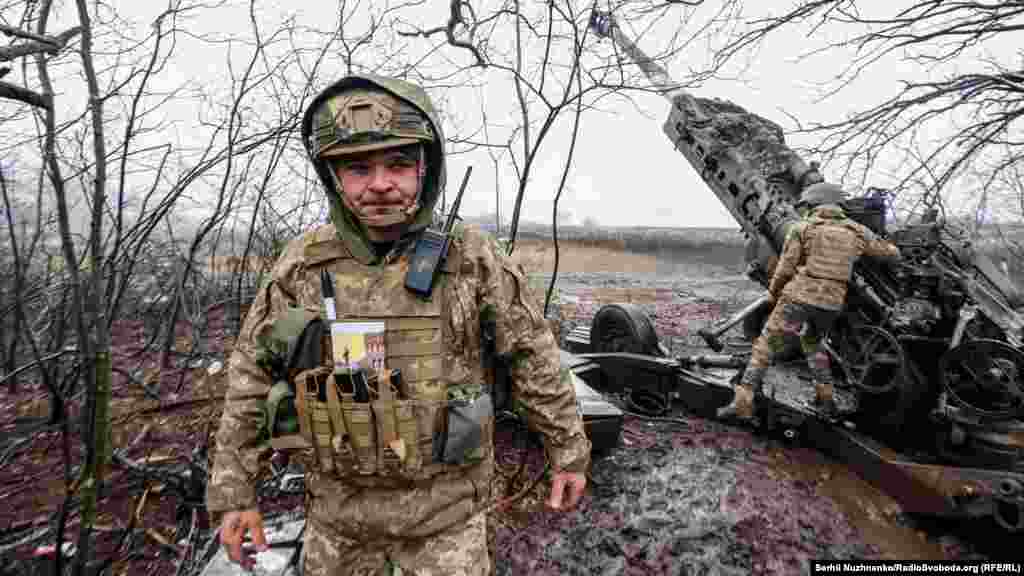 Сергій, військовий ЗСУ: &laquo;Ця гармата набагато потужніша за радянські, це однозначно. Точніша &ndash; це ми знаємо по її роботі. Зараз ми її (гармату &ndash; ред.) добре знаємо, нам виходить працювати доволі непогано. Цілей дуже багато і кожна &laquo;смачна&raquo; по-своєму. Зокрема, особовий склад противника. Було там 300 піхотинців, ми накрили їх &laquo;чергою&raquo;, по-моєму 9 снарядів було. Це нам додало радості і бойового духу надовго. Ми працюємо чітко і по цілі, лишнього не стріляємо. Якщо ми виходимо на роботу з &laquo;семіркою&raquo;, то вона працює недовго, але ефективно