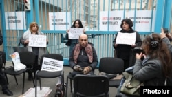 Советник госминистра Нагорного Карабаха Артак Бегларян (в центре)