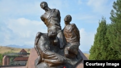 Памятник жертвам сталинских репрессий 1937-1938 годов в мемориальном комплексе «Ата-Бейит» близ Бишкека, Кыргызстан.