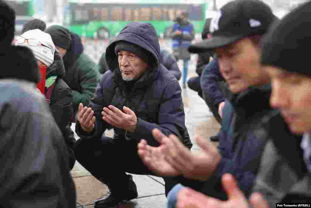 У Алматы людзі ўдзельнічаюць у цырымоніі ўшанаваньня памяці ахвяр беспарадкаў у Казахстане ў студзені 2022 года.