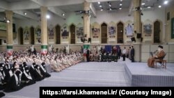 Իրանի գերագույն հոգևոր առաջնորդ այաթոլա Ալի Խամենեին հանդիպում է Բասիջի աշխարհազորայիններին, Թեհրան, 26-ը նոյեմբերի, 2022թ.