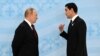 Türkmenistanyň prezidenti Serdar Berdimuhamedow (sagda) Russiýanyň prezidenti Wladimir Putin bilen Aşgabatda (arhiw suraty)