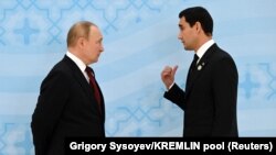 Türkmenistanyň prezidenti Serdar Berdimuhamedow (sagda) Russiýanyň prezidenti Wladimir Putin bilen Aşgabatda (arhiw suraty)