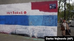Стена, на которой раньше был мурал с изображением президента России Владимира Путина, после чего на ней нарисовали бело-сине-белый флаг, ставший в 2022 году символом антивоенных протестов в России. Белград, Сербия, 6 декабря 2022 года