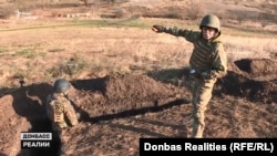 Інструктор полку імені Кастуся Калиновського Микола Молоков пояснює, яке завдання має виконати новобранець на полігоні