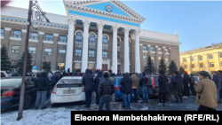 Бишкектеги гараж ээлеринин мэрия алдындагы акциясы. 2022-жылдын 15-декабры. 