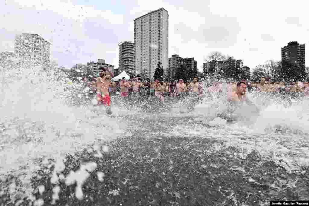 Коронавируска байланыштуу чектөөдөн кийин Ванкуверде биринчи жолу муздак сууда чабак ургандар.&nbsp;&nbsp;