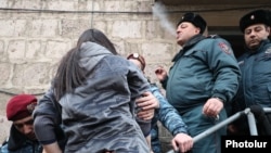 Հարկադիր կատարողները 33-րդ թաղամասում