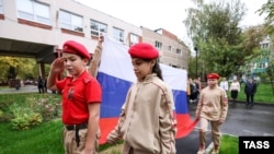 Balalar Rusiye Yunarmiyasında, tasviriy resim