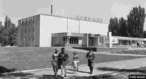 &quot;Ысык-Көл&quot; кинотеатрынын имараты 1968-жылы курулган. 1992-жылдан бери иштебей турган маданий борбор 2023-жылы январь айында кайра ишке кирди.&nbsp;