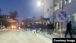 Работники  собрались рано утром у здания офиса предприятия и простояли на улице несколько часов. Жезказган, 9 декабря 2022 года 