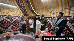 Первая «Юрта несокрушимости» была открыта в городе Буче под Киевом 6 января благодаря поддержке мецената из Казахстана и помощи казахской диаспоры. Вторая откроется в Киеве  