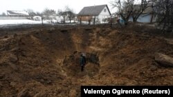 Воронка від удару російської ракети в селі Копилів на Київщині, 14 січня 2023 року 