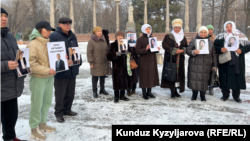 Кемпир-Абад иши боюнча камалгандардын жакындары. Бишкек. 2022-жылдын 22-декабры. 