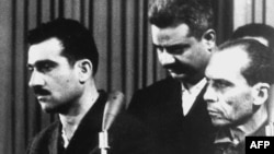الی کوهن (چپ) و دو متهم دیگر در دادگاه دمشق در ۹ مه ۱۹۶۵