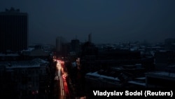 В «Укренерго» звертають увагу, що компанія доводить до обленерго ліміти споживання щодо кожної області, перевищувати який не можна, а обленерго самостійно визначає види відключень – аварійні або планові 