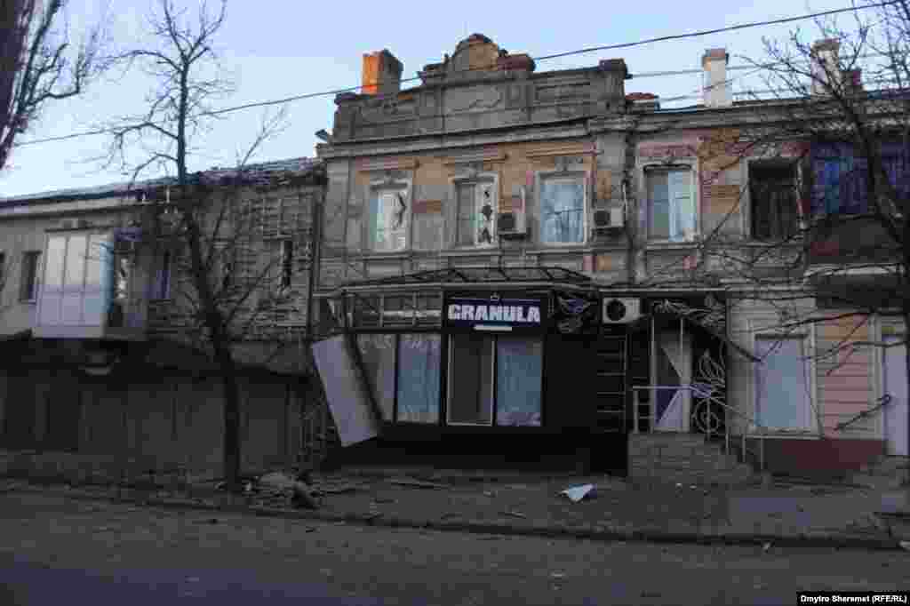 Розбиті вибухами фасади будівель