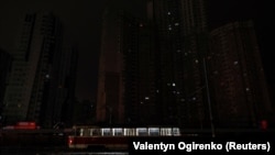 Аварійне відключення застосовують через стрімке зростання дефіциту потужності. На фото - Київ після останньої масованої атаки 23 листопада 