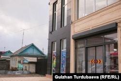 Эски үйгө жанаша курулган жаңы имарат.