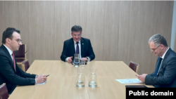 Представник ЄС Мірослав Лайчак (у центрі) окремо зустрінеться з представником Сербії Петаром Петковічем (ліворуч) і Косова Бесніком Біслімі