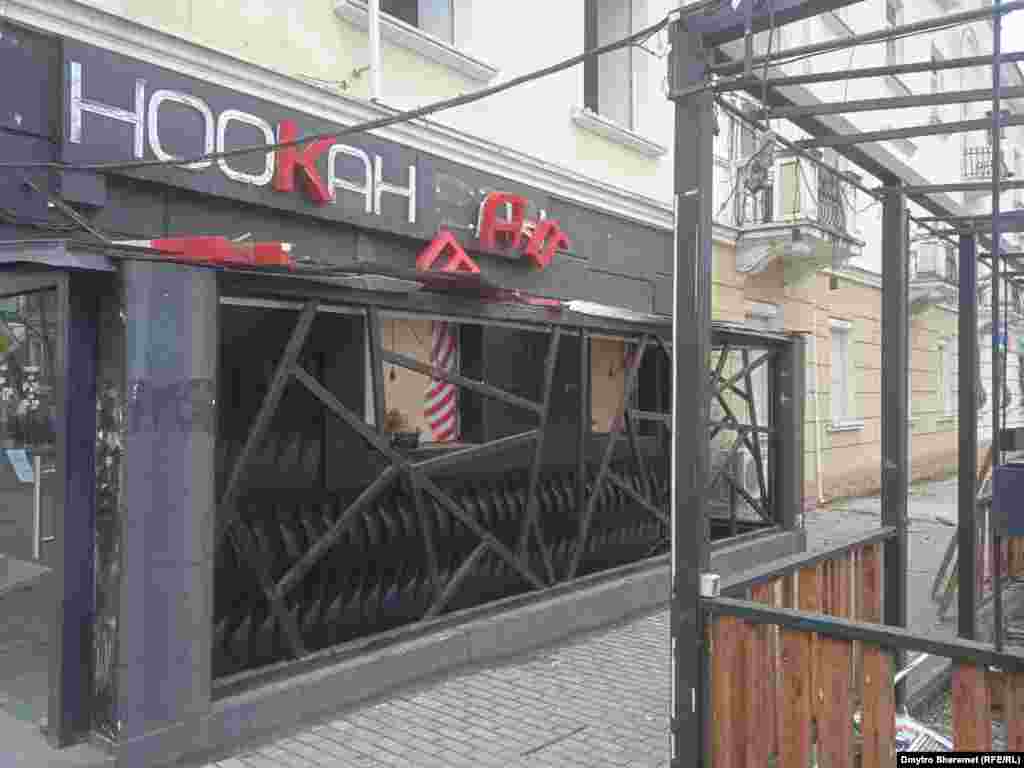 Наслідки обстрілу в Херсоні видно майже на кожній центральній вулиці міста