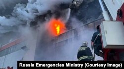 Орусиядагы заводдордун бирин каптаган тилсиз жоо менен күрөшүүгө келген өрт өчүрүүчүлөр. 9-декабрь, 2022-жыл. Жаңылыкка тиешеси жок, иллюстрациялык сүрөт. 
