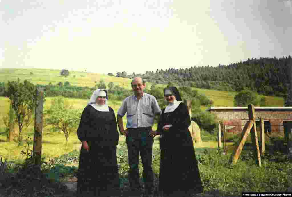 Іван Гвать зі своєю тіткою-черницею (праворуч) &ndash; сестра Габріела, фото періоду 2005&ndash;2006 років