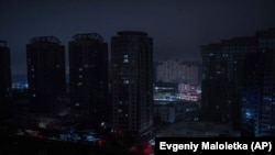 Темрява на вулицях Києва – наслідок російських ракетних атак