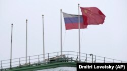 Орусия менен Кытайдын мамлекеттик желектери. Иллюстрация. 