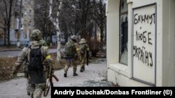 «Вибухи щохвилини»: у Бахмуті точаться бої (фотосвідчення)