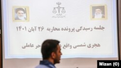 دادگاه یکی از بازداشت‌شدگان اعتراضات جاری در ایران در مشهد که به «محاربه» متهم شده است؛ سه‌شنبه ۸ آذر 