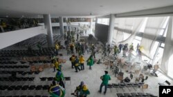 Протестиращи, поддръжници на бившия президент на Бразилия Жаир Болсонаро, щурмуват двореца Планалто в столицата Бразилия, 8 януари 2023 г. Планалто е официалното работно място на президента на Бразилия.