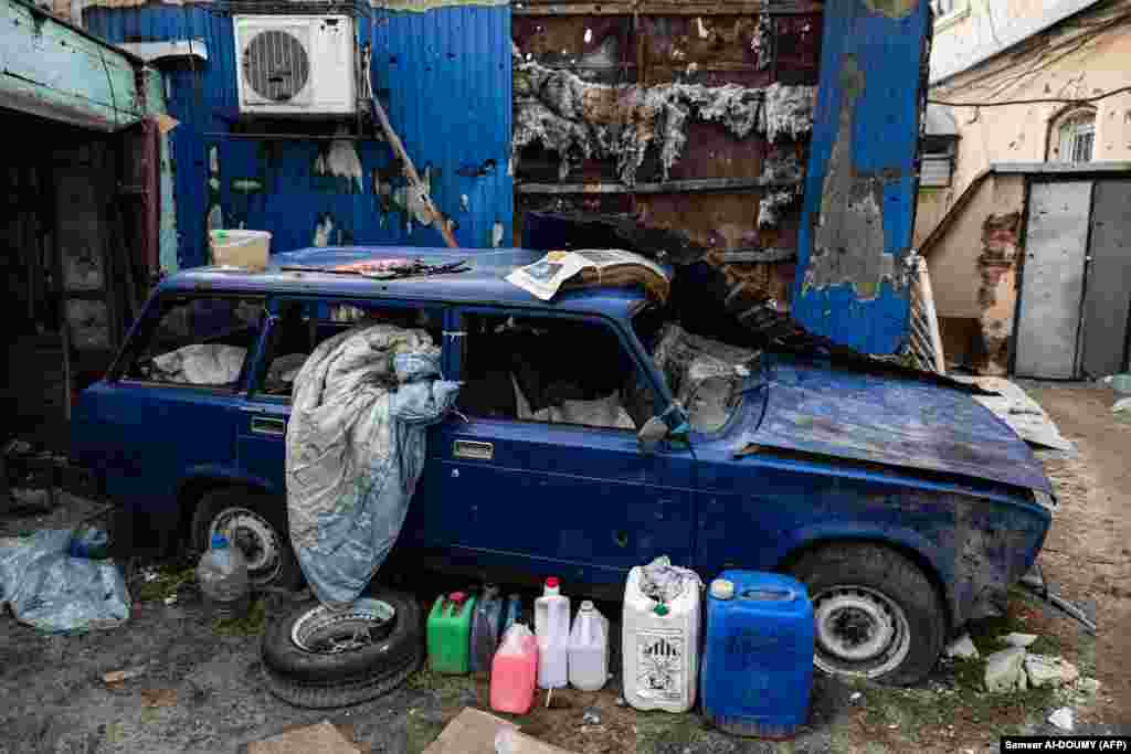 Налякані люди майже не покидали своє підземне житло протягом першого місяця війни. Інтенсивні російські обстріли тоді перетворили більшу частину міста в руїни