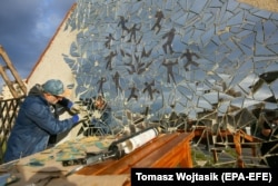 Український художник оздоблює огорожу, 2023 рік