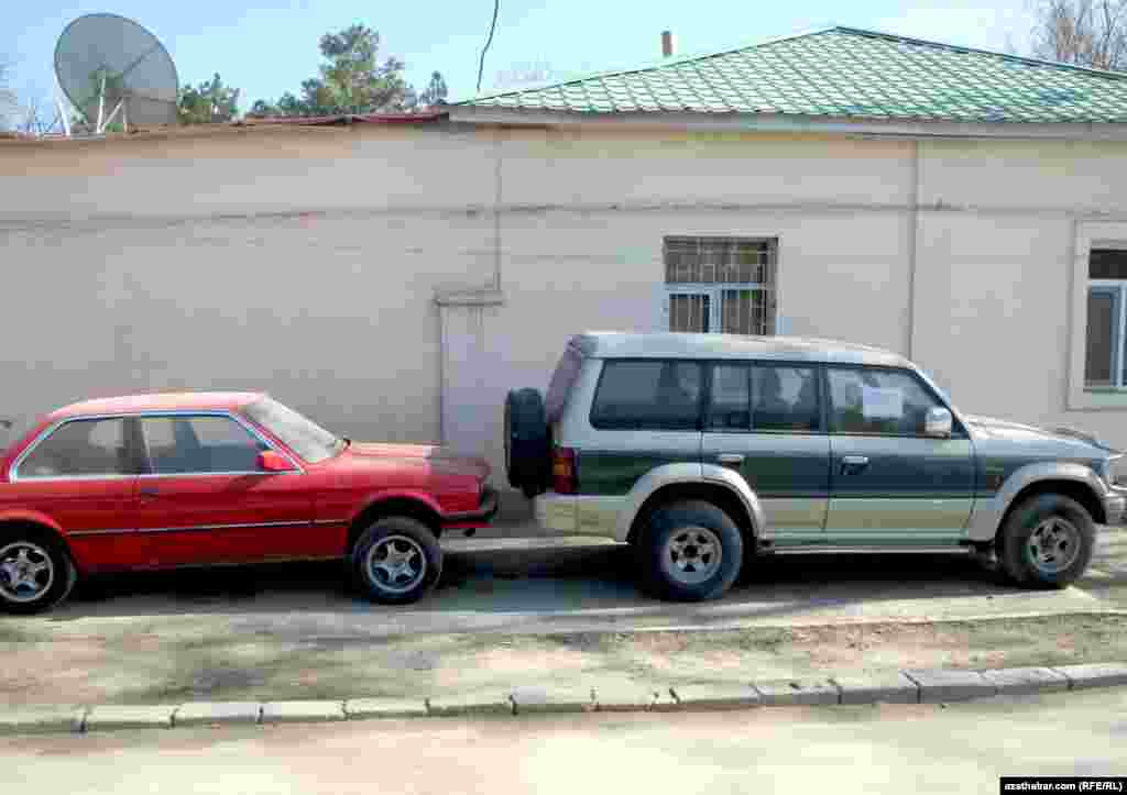 Aşgabat öňki Halturin köçesiniň ugrunda ýanýodalary bekläp, ýaşaýjylar maşyn goýýarlar