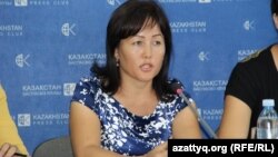 Баласы церебралды сал дертімен ауыратын Ақтолқын Мырзабекова баспасөз мәлихатында отыр. Алматы, 8 қыркүйек 2016 жыл.  