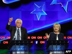 رقابت اصلی حزب دموکرات میان این دو نفر است: کلینتون (راست) و سندرز (چپ)