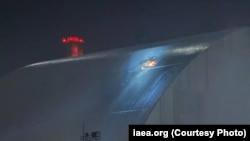 Аб'ект «Укрыцьцё» над аварыйным блёкам Чарнобыльскай АЭС пасьля расейскай атакі 14 лютага 2025. Фота МАГАТЭ