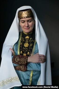 Elmira Kataki qırımtatar milliy urbasında. Feste olğan altın pullar sürgünlikte yaşamaq içün satılğan edi