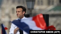 مکرون در یکی از تجمعات انتخاباتی در روز شنبه ۱۶ آوریل